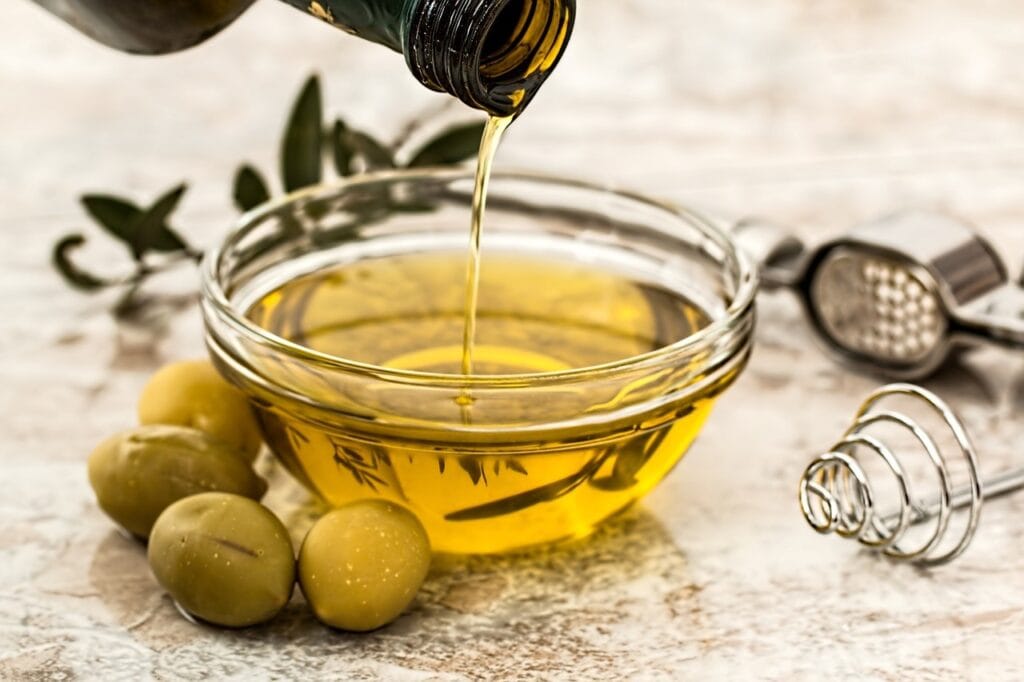 Aceite vertido en un cuenco de vidrio